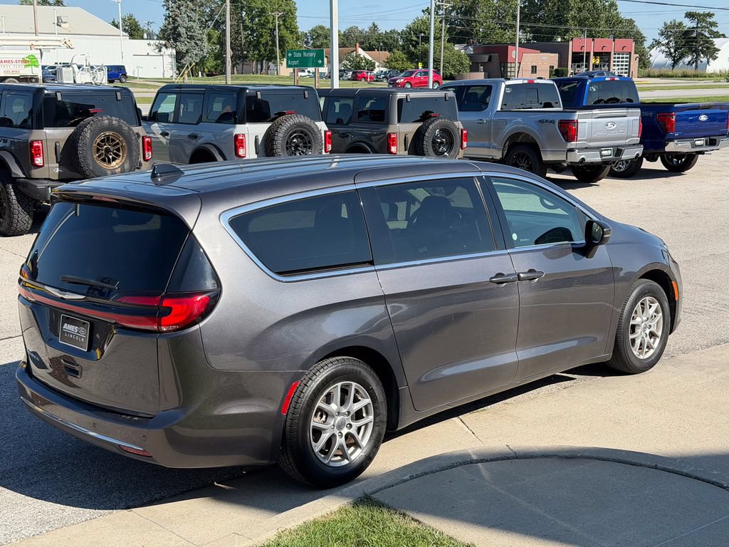 Used 2023 Chrysler Pacifica Touring-L FWD image 6