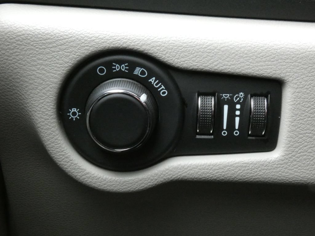 Used 2023 Chrysler Voyager LX FWD image 27