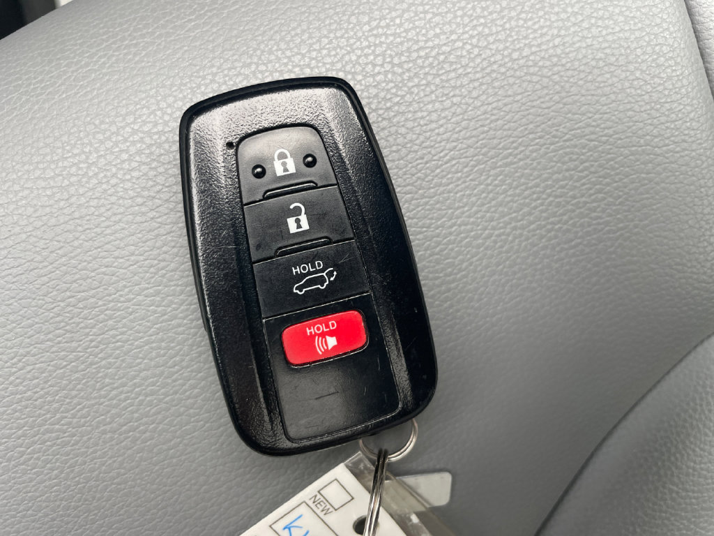 Used 2021 Toyota Highlander XLE AWD/4WD image 26