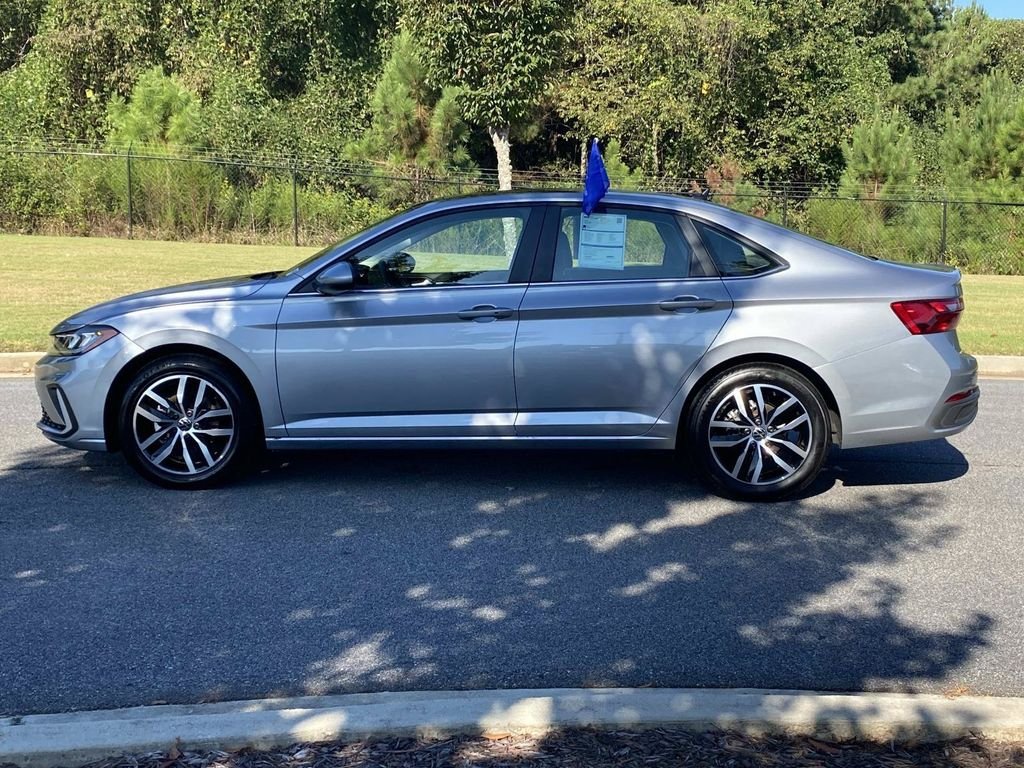 Used 2025 Volkswagen Jetta SE FWD image 9