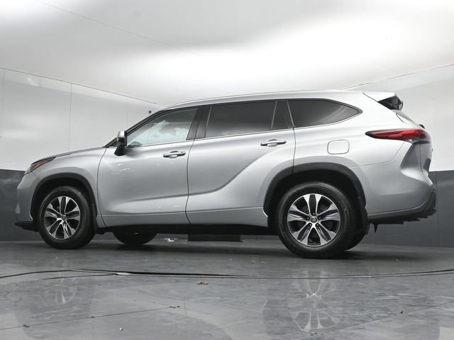 Used 2021 Toyota Highlander XLE AWD/4WD image 37