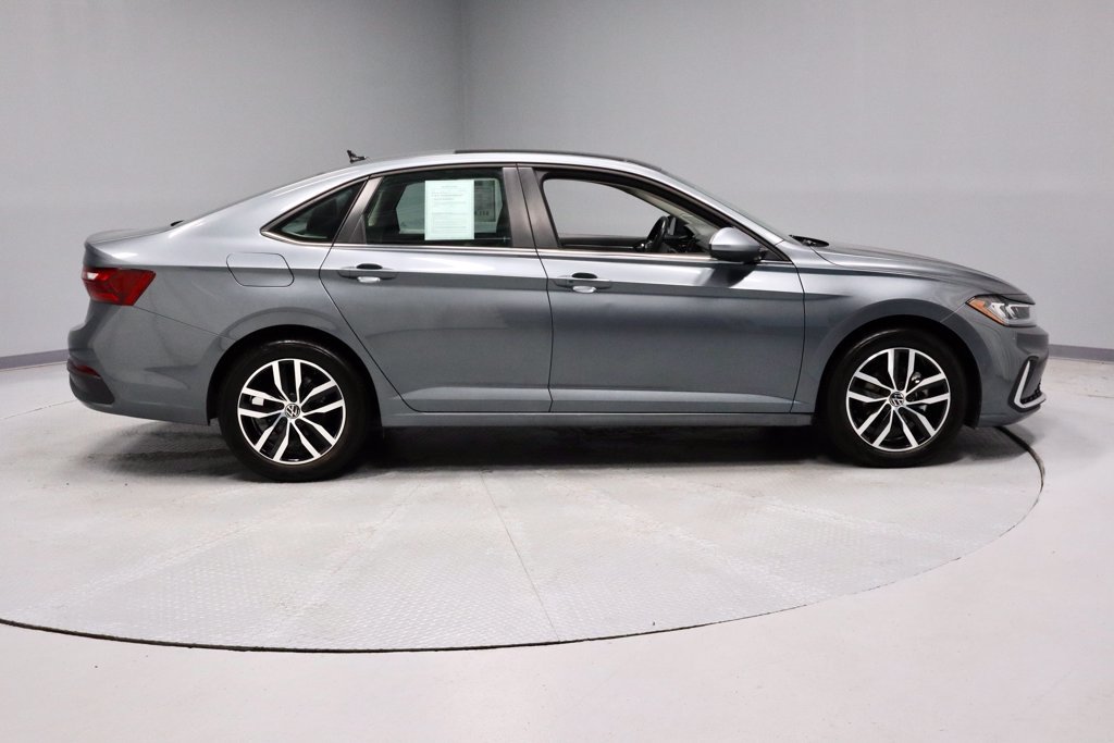 Used 2025 Volkswagen Jetta SE FWD image 12