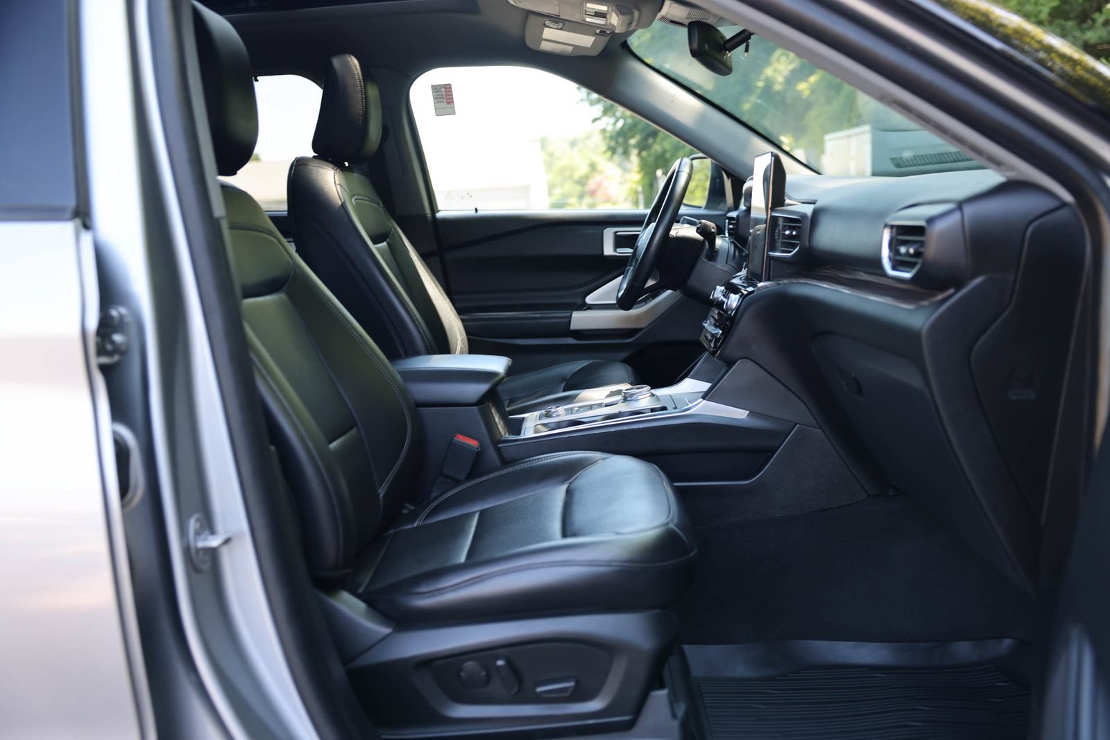Certified 2023 Ford Explorer Limited w/ Limited Technology Package AWD/4WD image 9