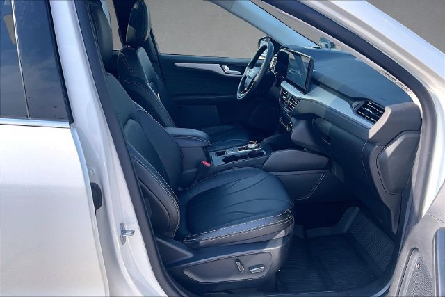 Certified 2025 Ford Escape SE w/ PHEV Premium Package FWD image 5