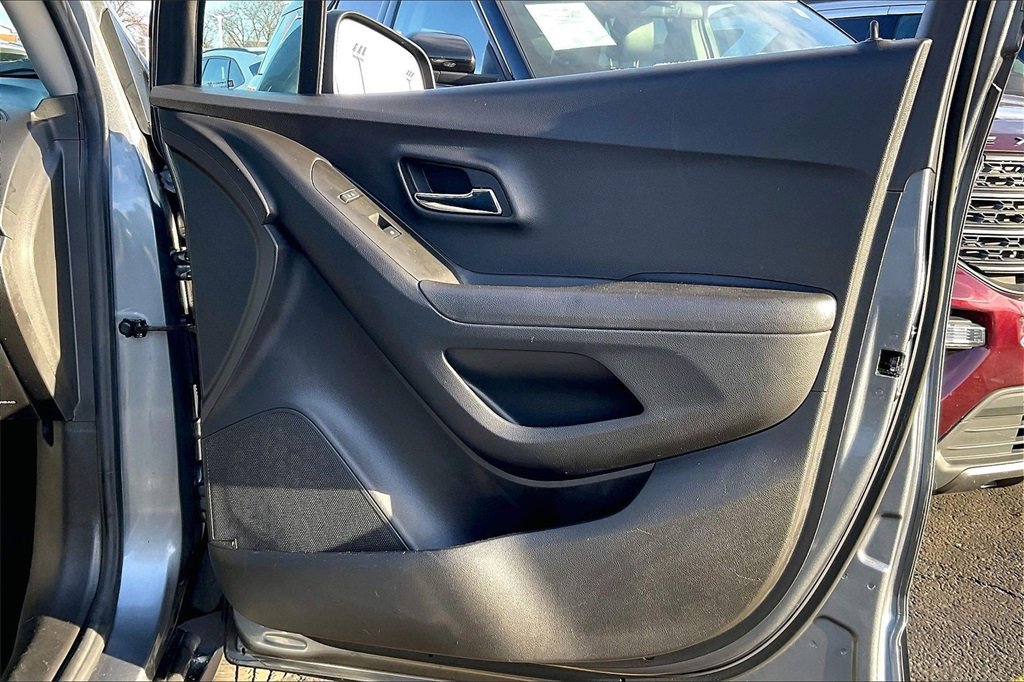 Used 2019 Chevrolet Trax LT w/ LT Convenience Package image 21