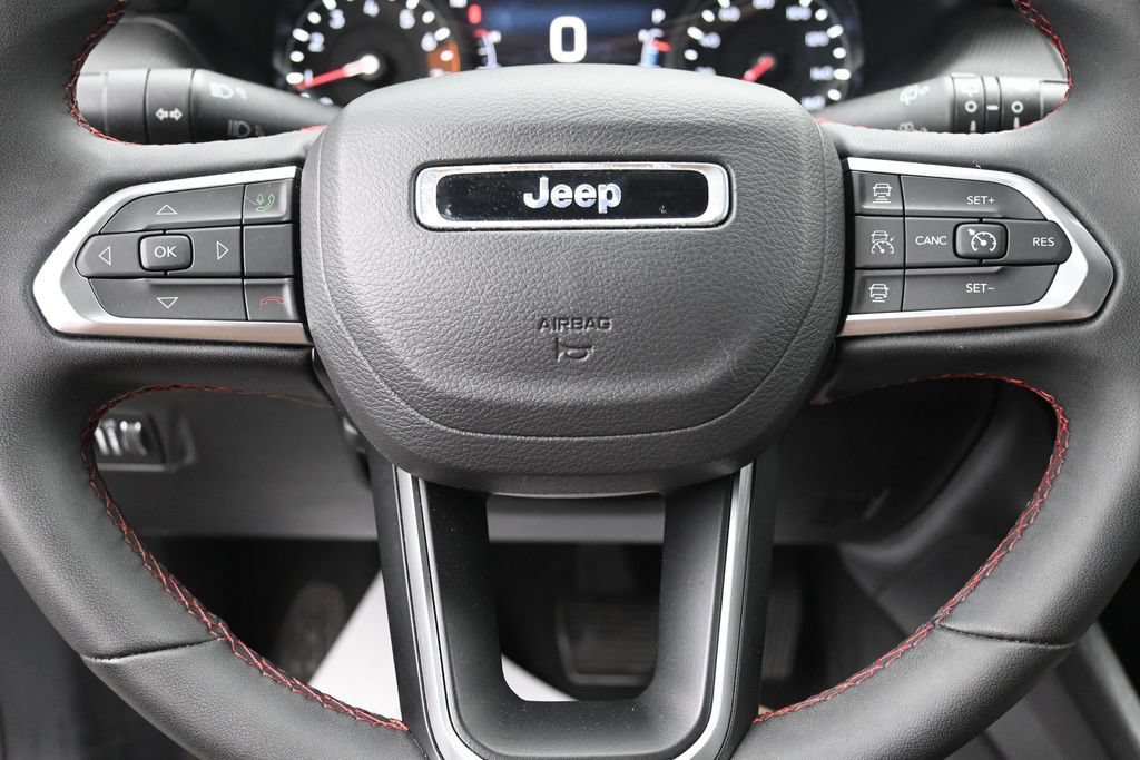 Used 2025 Jeep Compass Trailhawk AWD/4WD image 16