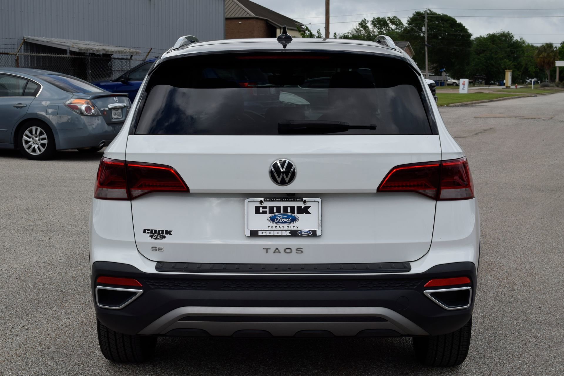 Used 2024 Volkswagen Taos SE w/ Panoramic Sunroof Package FWD image 5