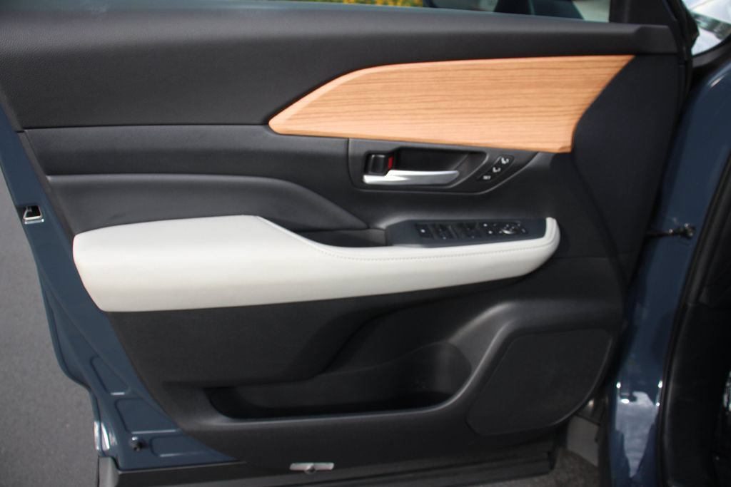 Used 2025 Toyota Grand Highlander AWD image 22