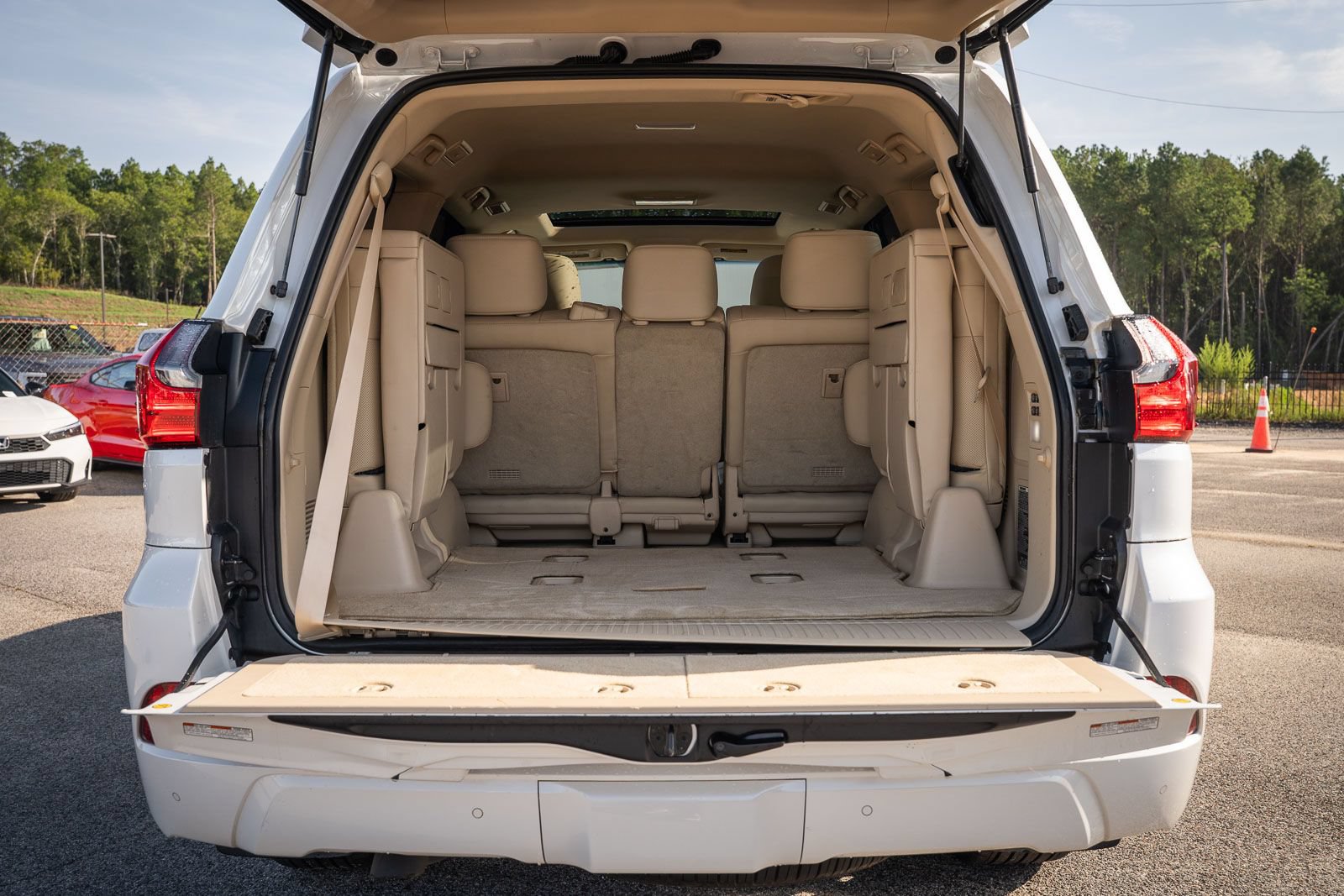 Used 2020 Lexus LX 570 4WD w/ Luxury Package image 24