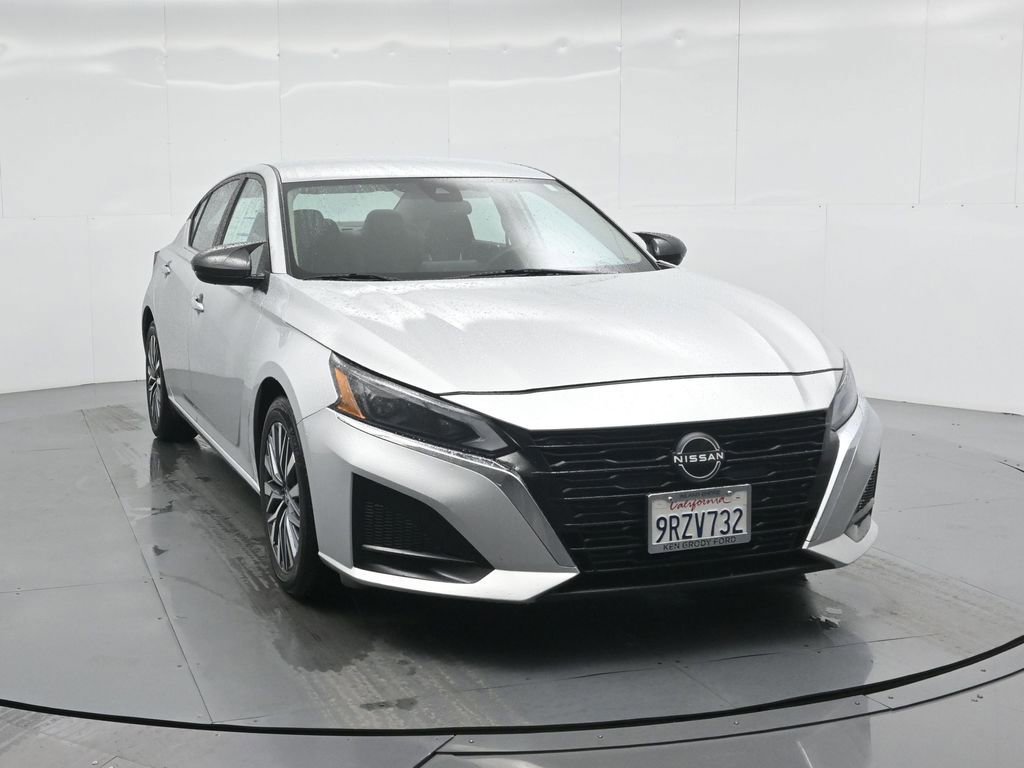 Used 2023 Nissan Altima 2.5 SV image 2