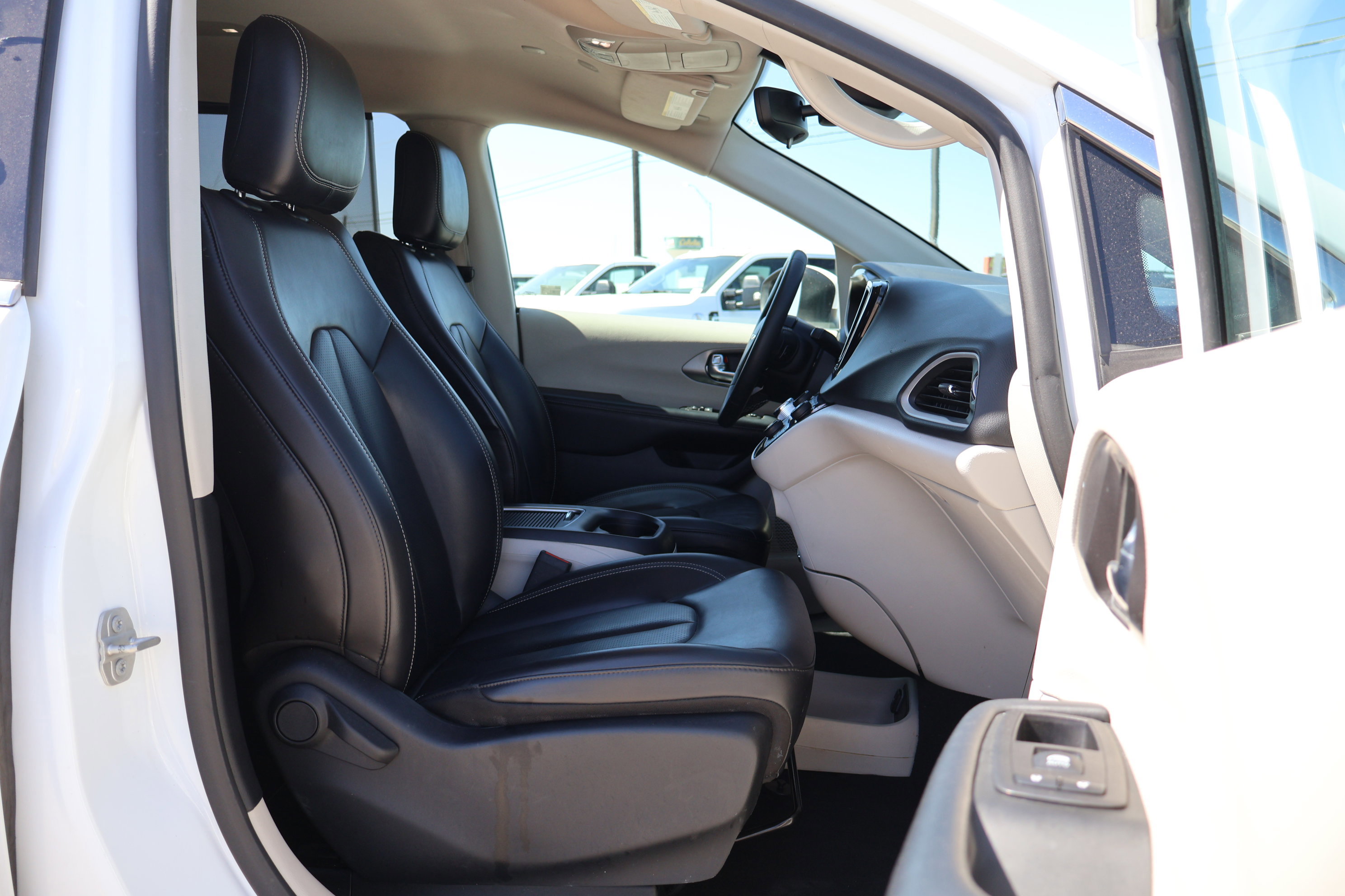 Used 2023 Chrysler Pacifica Touring-L image 36