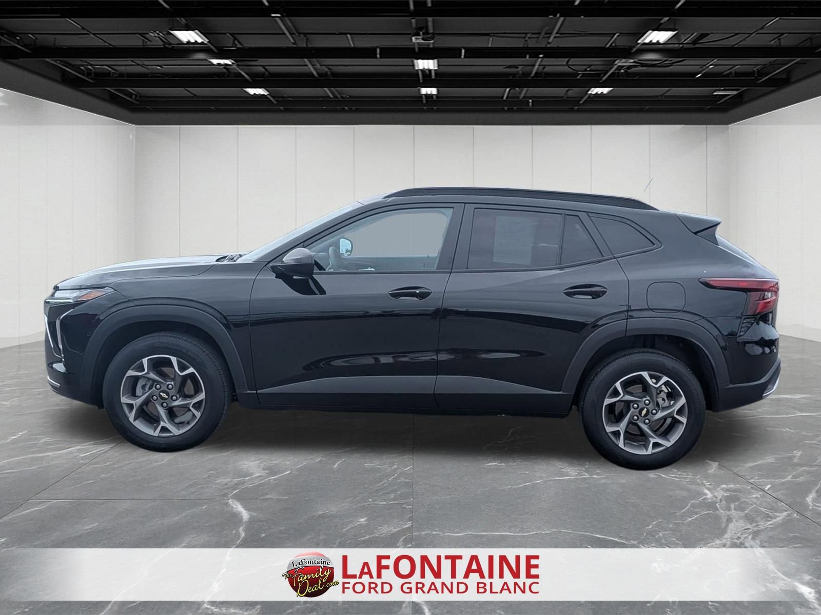 Used 2024 Chevrolet Trax LT w/ Driver Confidence Package FWD image 2