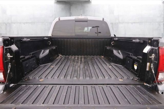 Used 2018 Toyota Tacoma TRD Sport AWD/4WD image 7