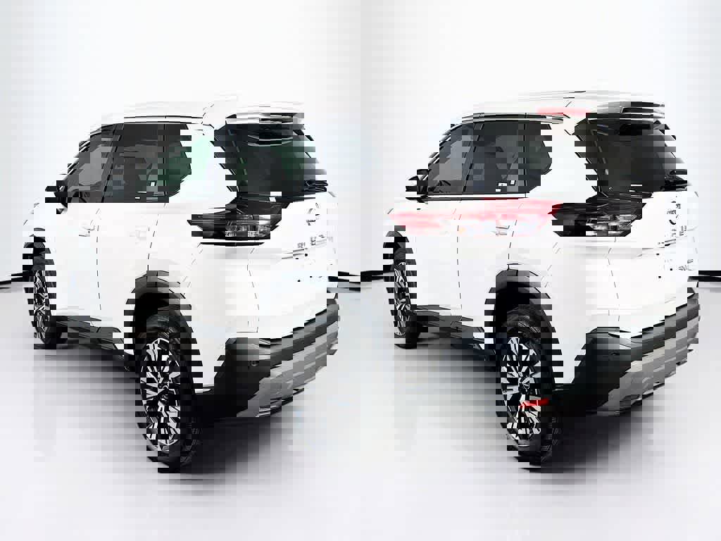 Used 2022 Nissan Rogue SV image 3