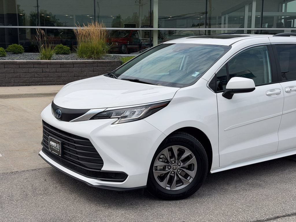 Used 2023 Toyota Sienna LE w/ LE Plus Package FWD image 2