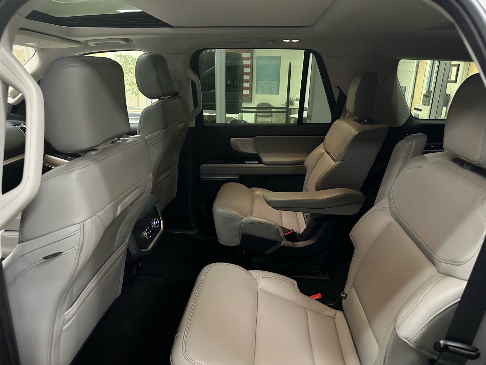 Certified 2025 Ford Expedition Active image 25