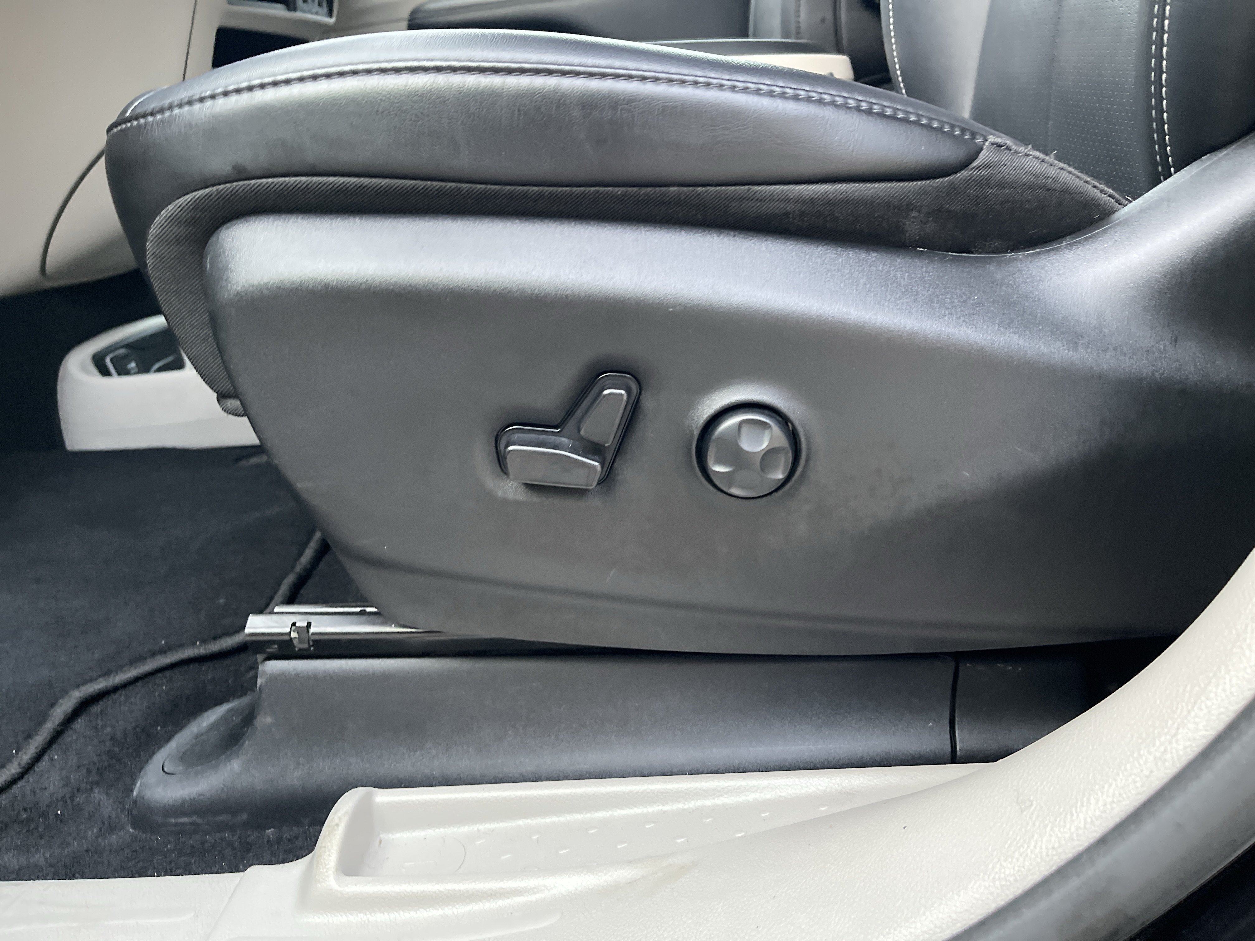 Used 2024 Chrysler Pacifica Limited FWD image 15