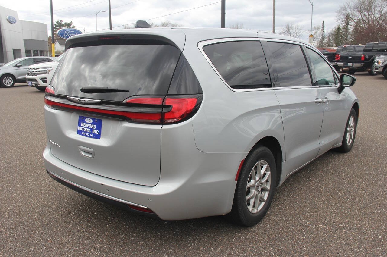 Used 2024 Chrysler Pacifica Touring-L FWD image 3