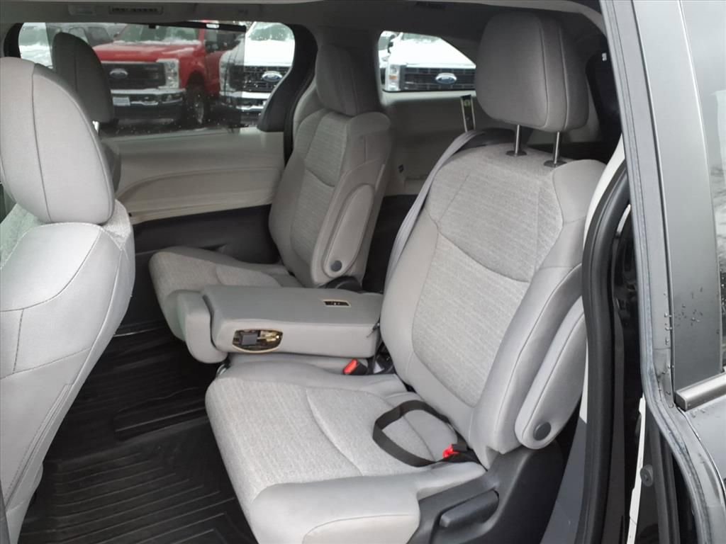 Used 2022 Toyota Sienna LE image 26