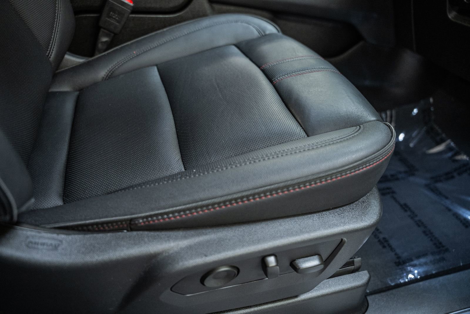 Used 2025 Chevrolet Suburban RST w/ Advanced Technology Package image 43