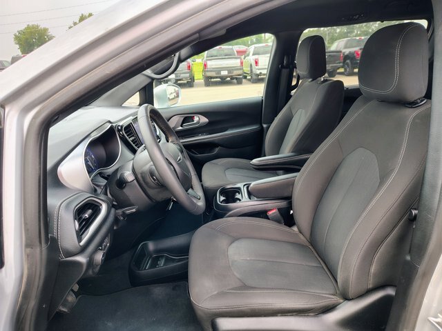 Used 2022 Chrysler Pacifica Touring FWD image 11