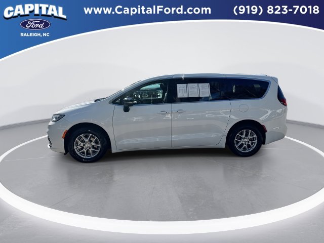 Used 2025 Chrysler Pacifica Select FWD image 5