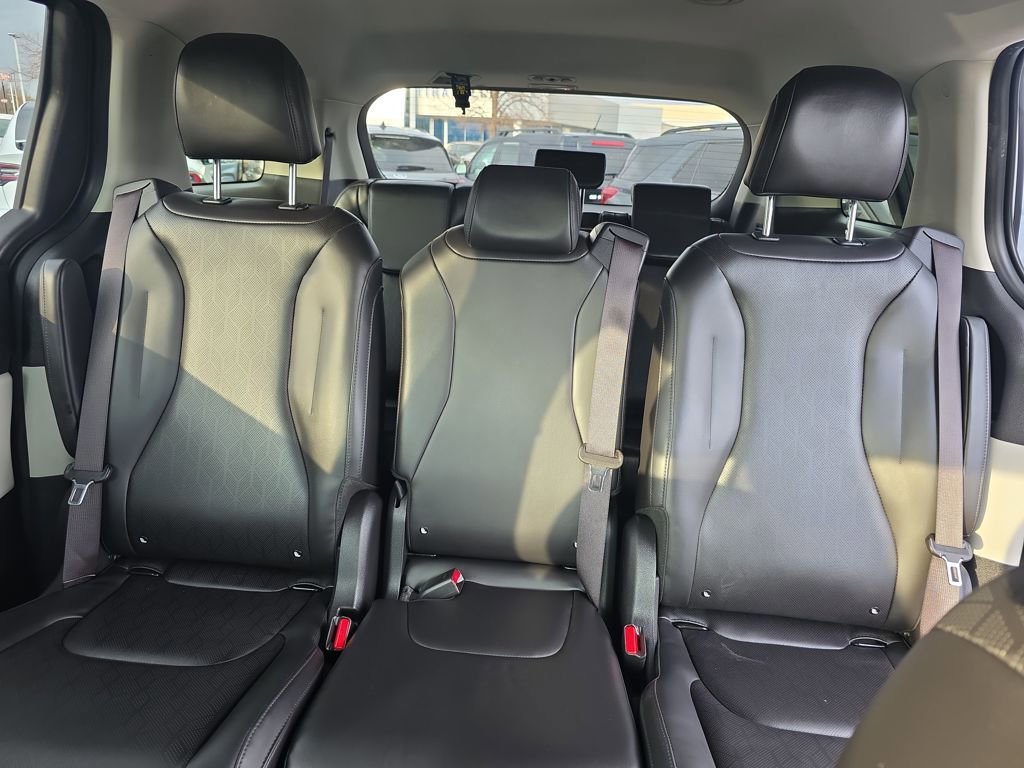 Used 2023 Kia Carnival LX image 31