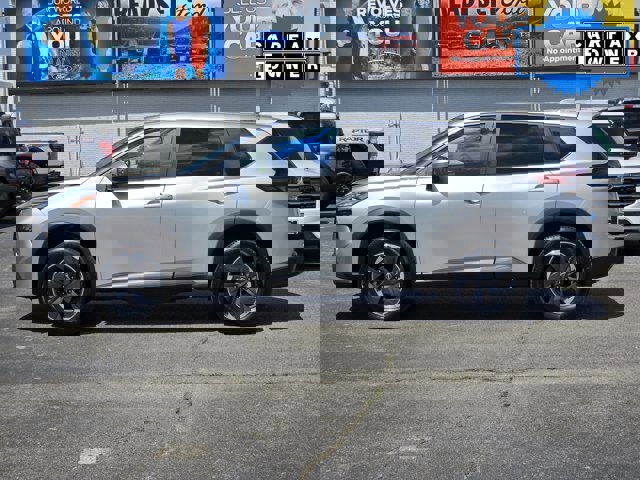 Used 2024 Nissan Rogue SV image 2