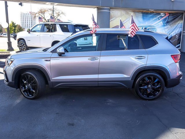 Used 2023 Volkswagen Taos SE w/ Black Wheel Package image 2