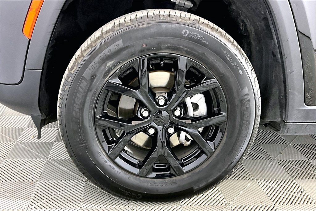 Used 2025 Jeep Grand Cherokee Altitude AWD/4WD image 7
