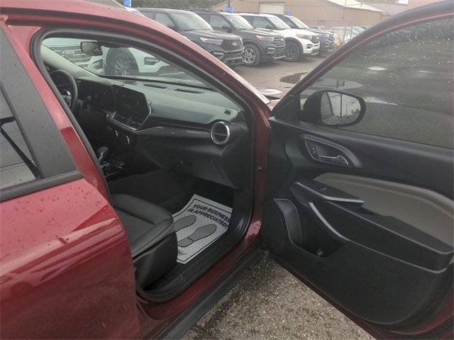 Used 2024 Chevrolet Trax ACTIV w/ Driver Confidence Package image 17