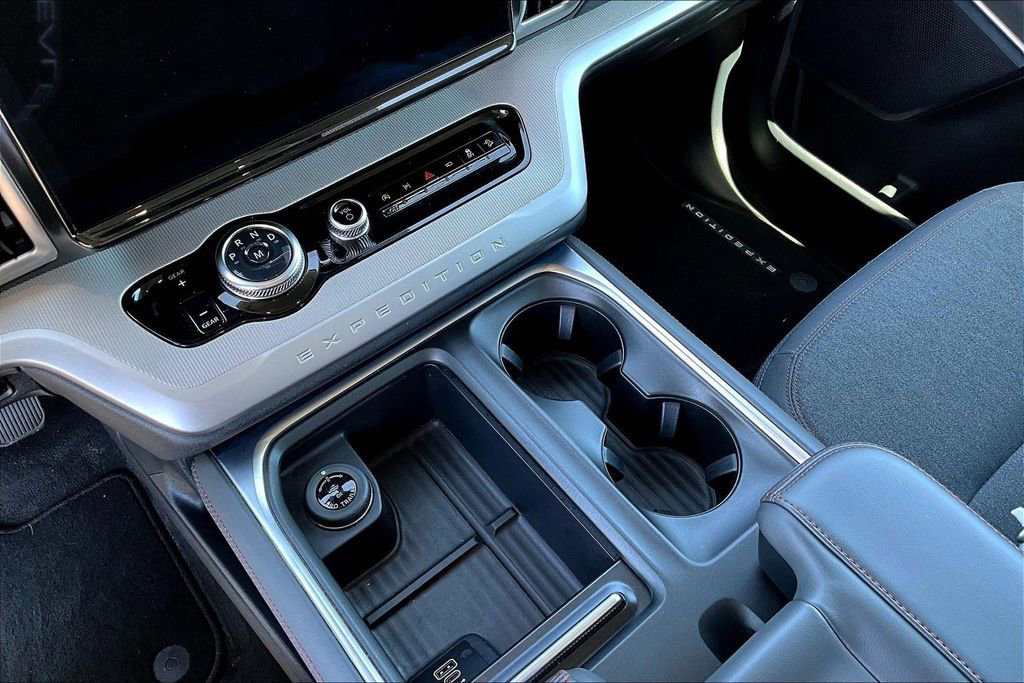 Certified 2025 Ford Expedition Active AWD/4WD image 18
