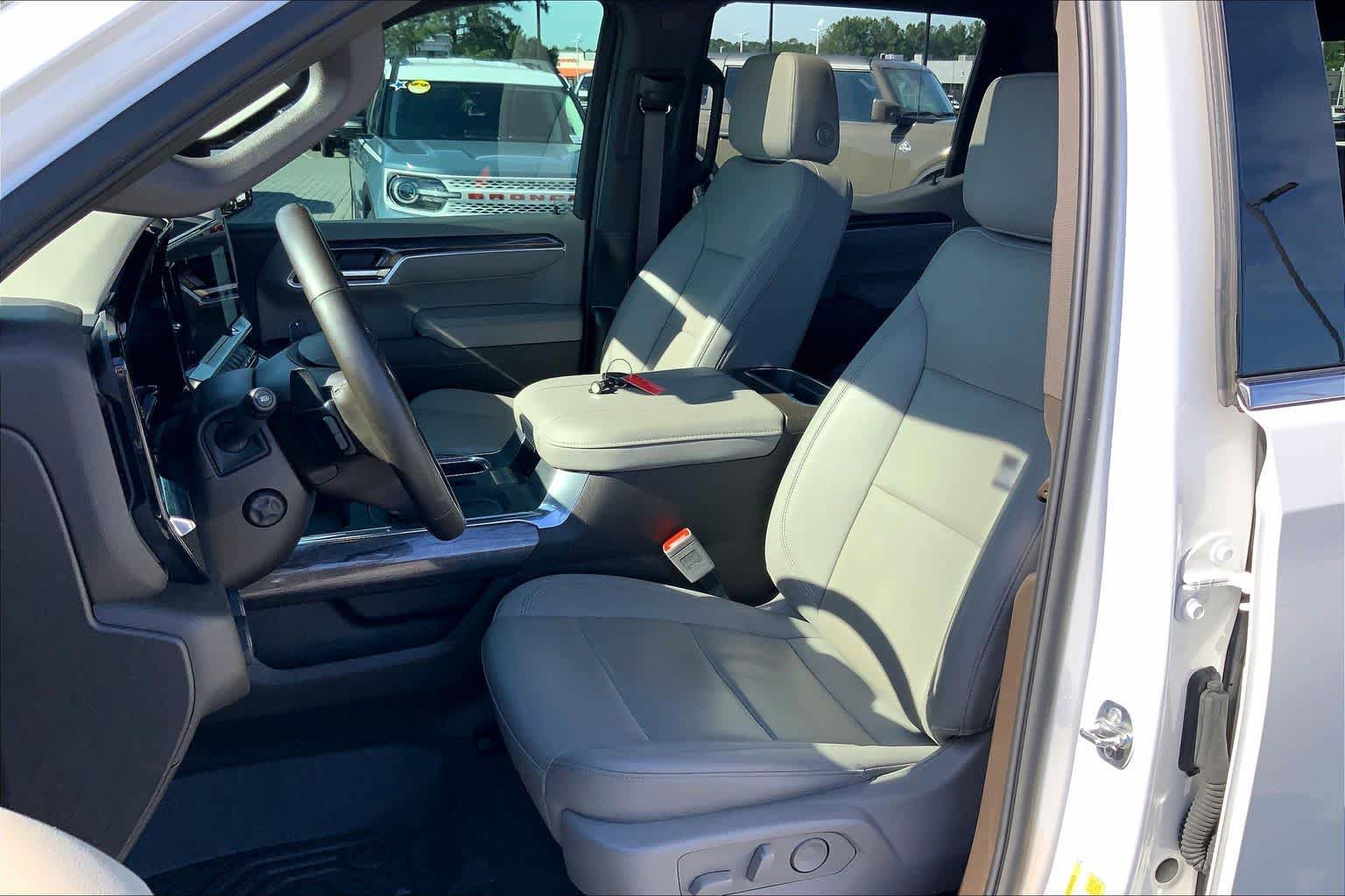 Used 2025 Chevrolet Silverado 1500 LTZ w/ LTZ Premium Package AWD/4WD image 8