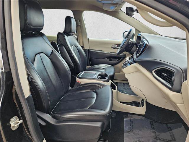 Used 2023 Chrysler Pacifica Touring-L FWD image 21