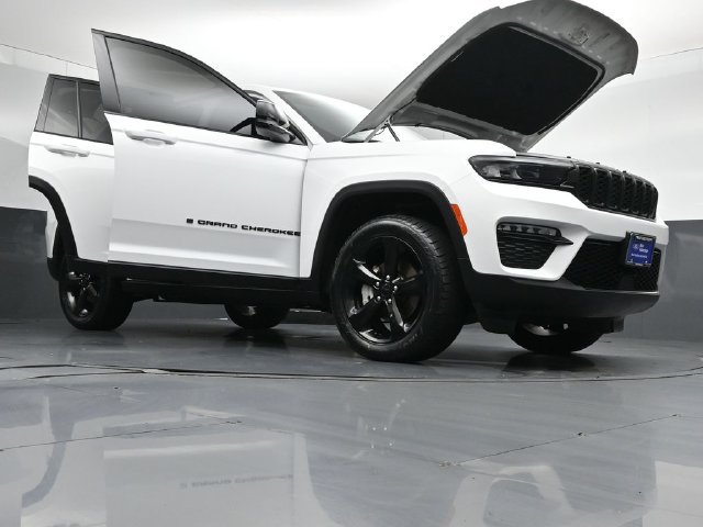 Used 2023 Jeep Grand Cherokee Limited w/ Black Appearance Package AWD/4WD image 52