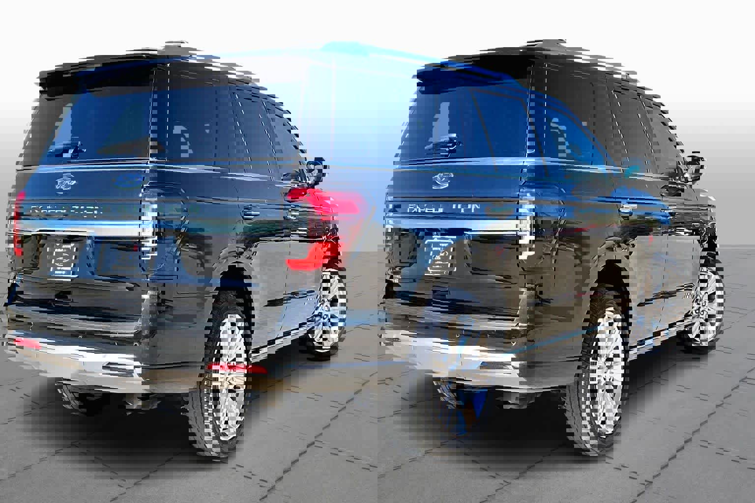 Certified 2023 Ford Expedition Platinum image 3