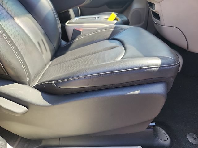 Used 2023 Chrysler Pacifica Touring-L FWD image 34