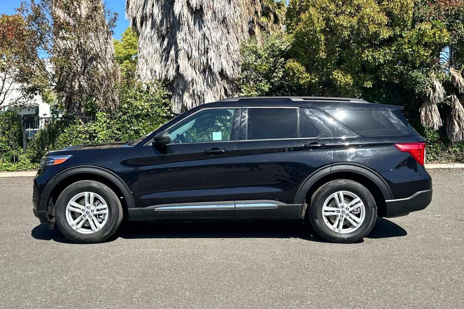 Certified 2023 Ford Explorer XLT RWD image 7