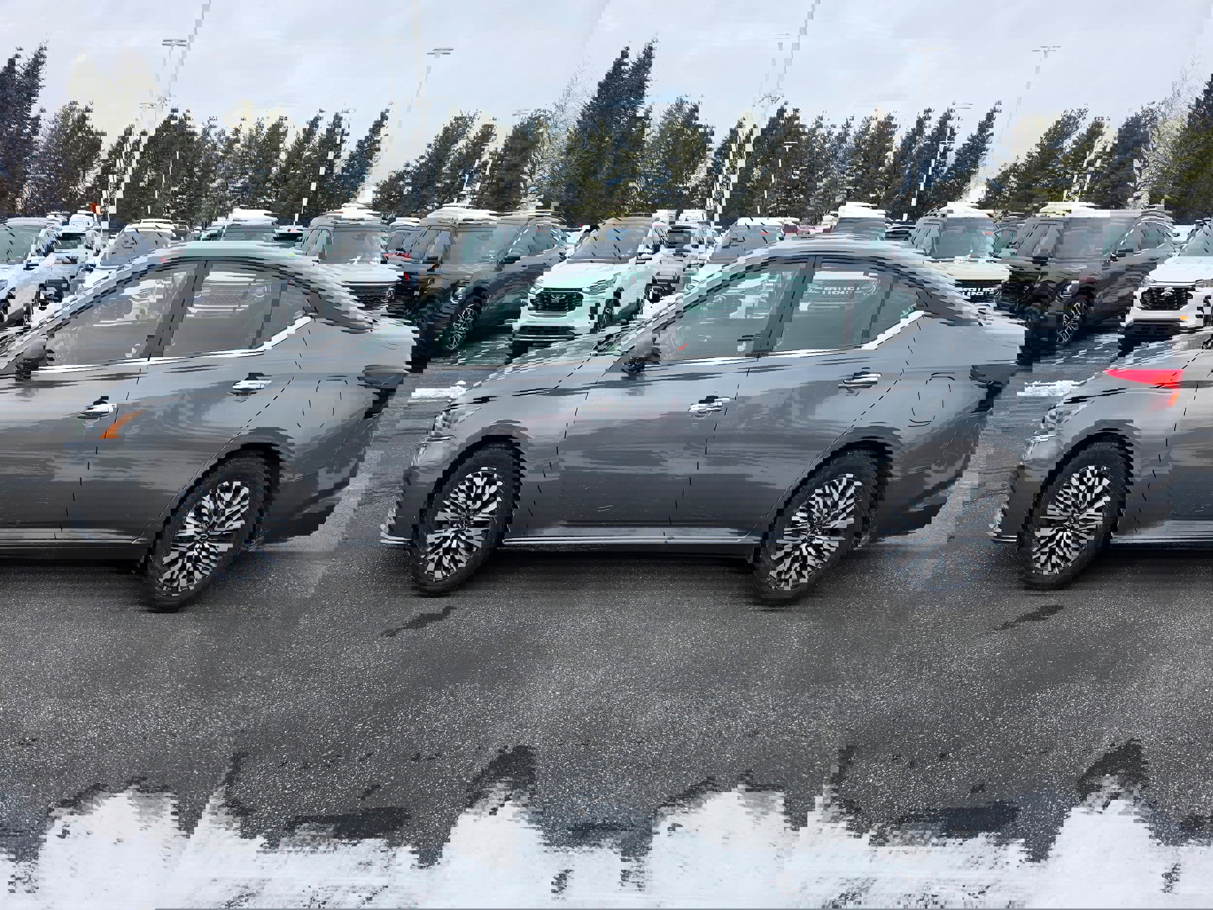 Used 2024 Nissan Altima 2.5 SV image 6