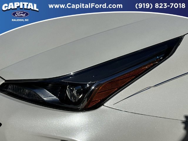 Used 2022 Toyota Prius Limited FWD image 11