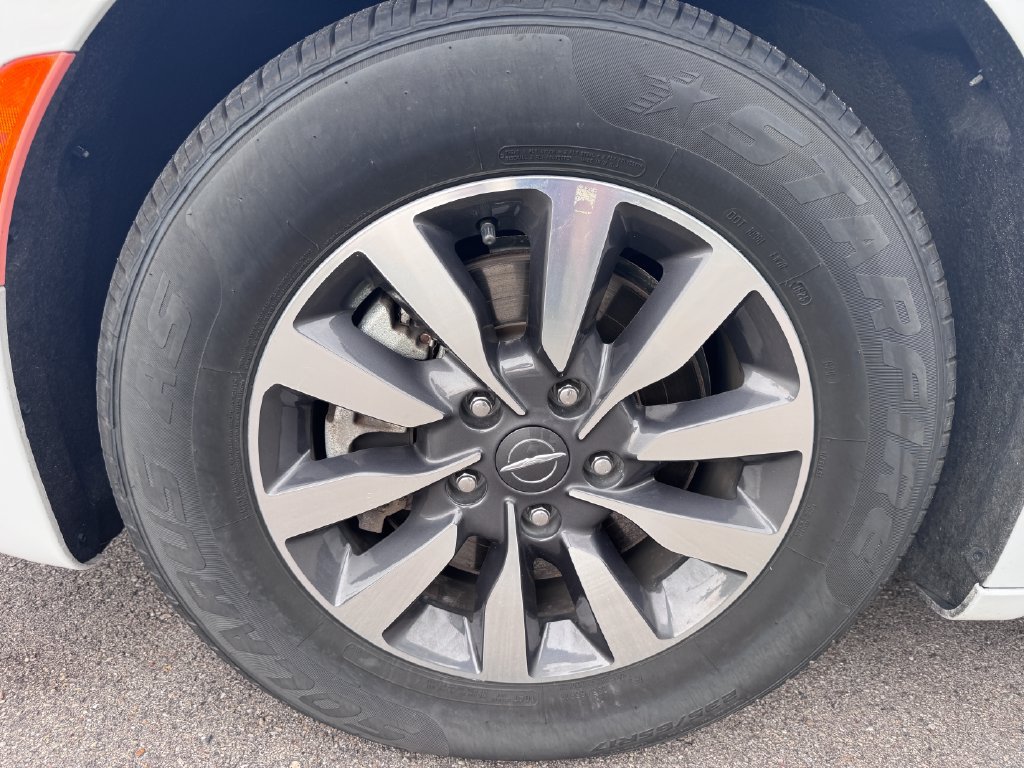 Used 2023 Chrysler Pacifica Touring-L FWD image 9