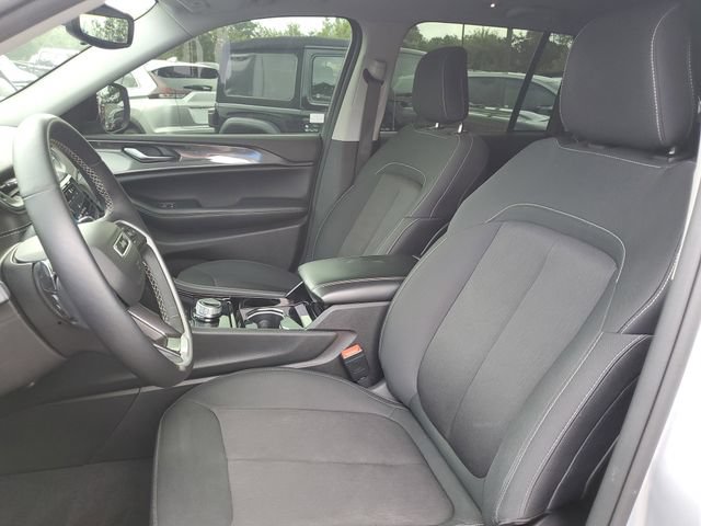 Used 2022 Jeep Grand Cherokee Laredo w/ Luxury Tech Group I AWD/4WD image 5