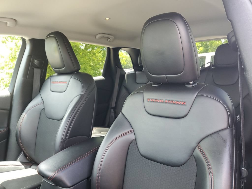 Used 2019 Jeep Cherokee Trailhawk w/ Cold Weather Group AWD/4WD image 12