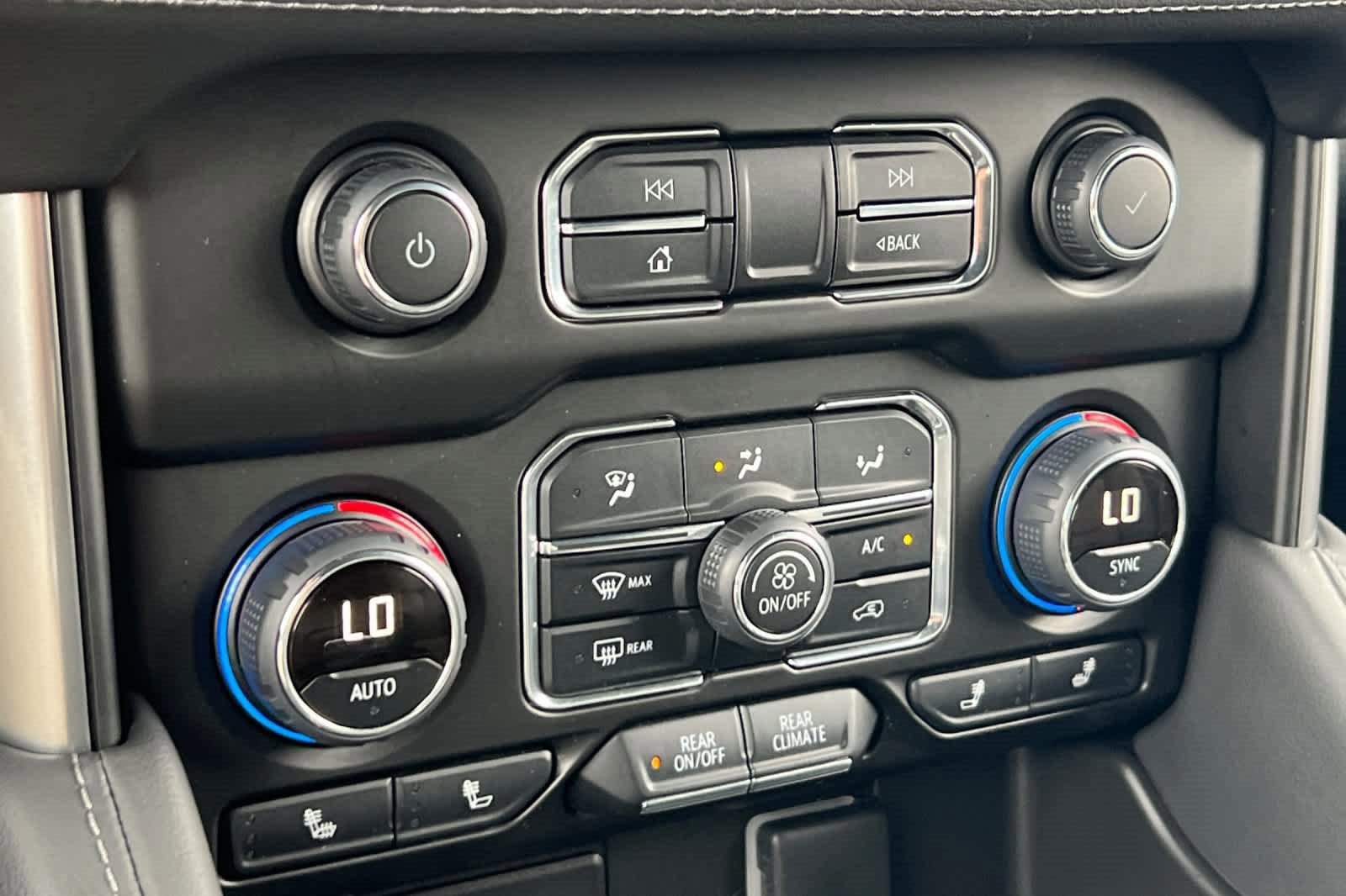 Used 2024 Chevrolet Tahoe Z71 w/ Luxury Package image 23