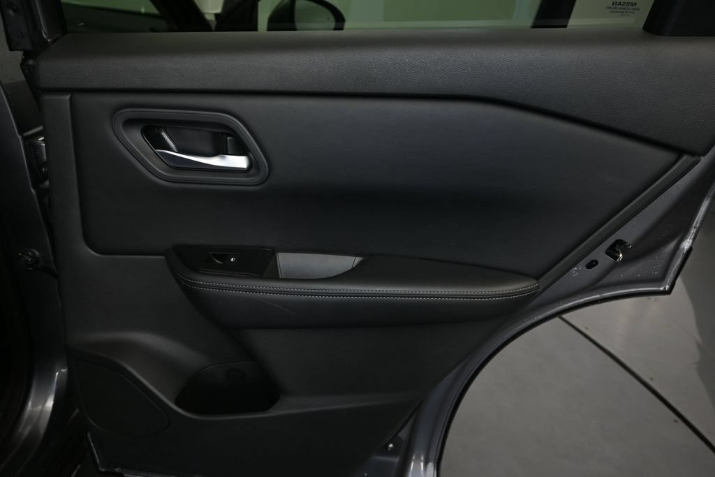 Used 2025 Nissan Rogue SV FWD image 15