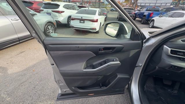 Used 2024 Toyota Highlander LE image 9