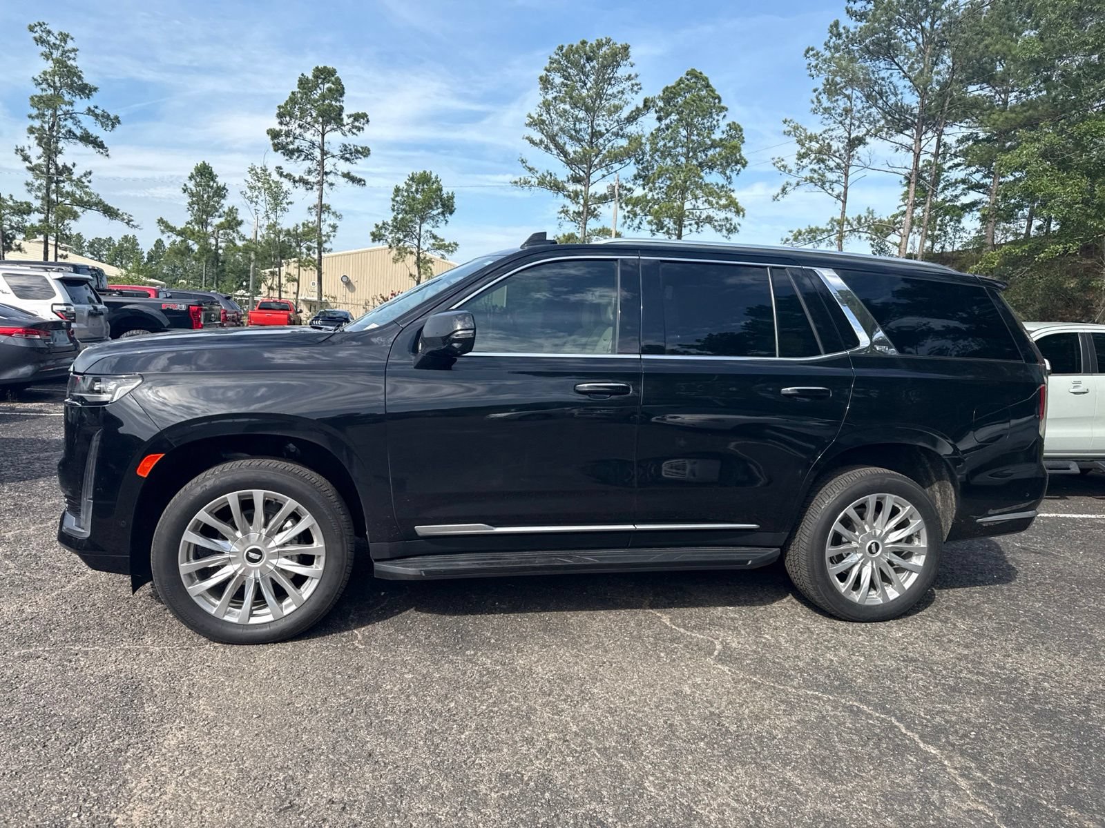 Used 2024 Cadillac Escalade Premium Luxury AWD/4WD image 4