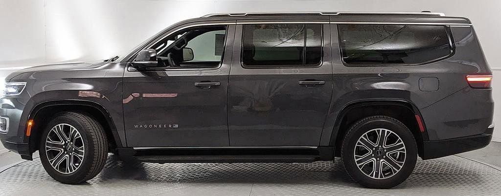 Used 2025 Jeep Wagoneer L Series II w/ 8-pass Seating Package AWD/4WD image 5