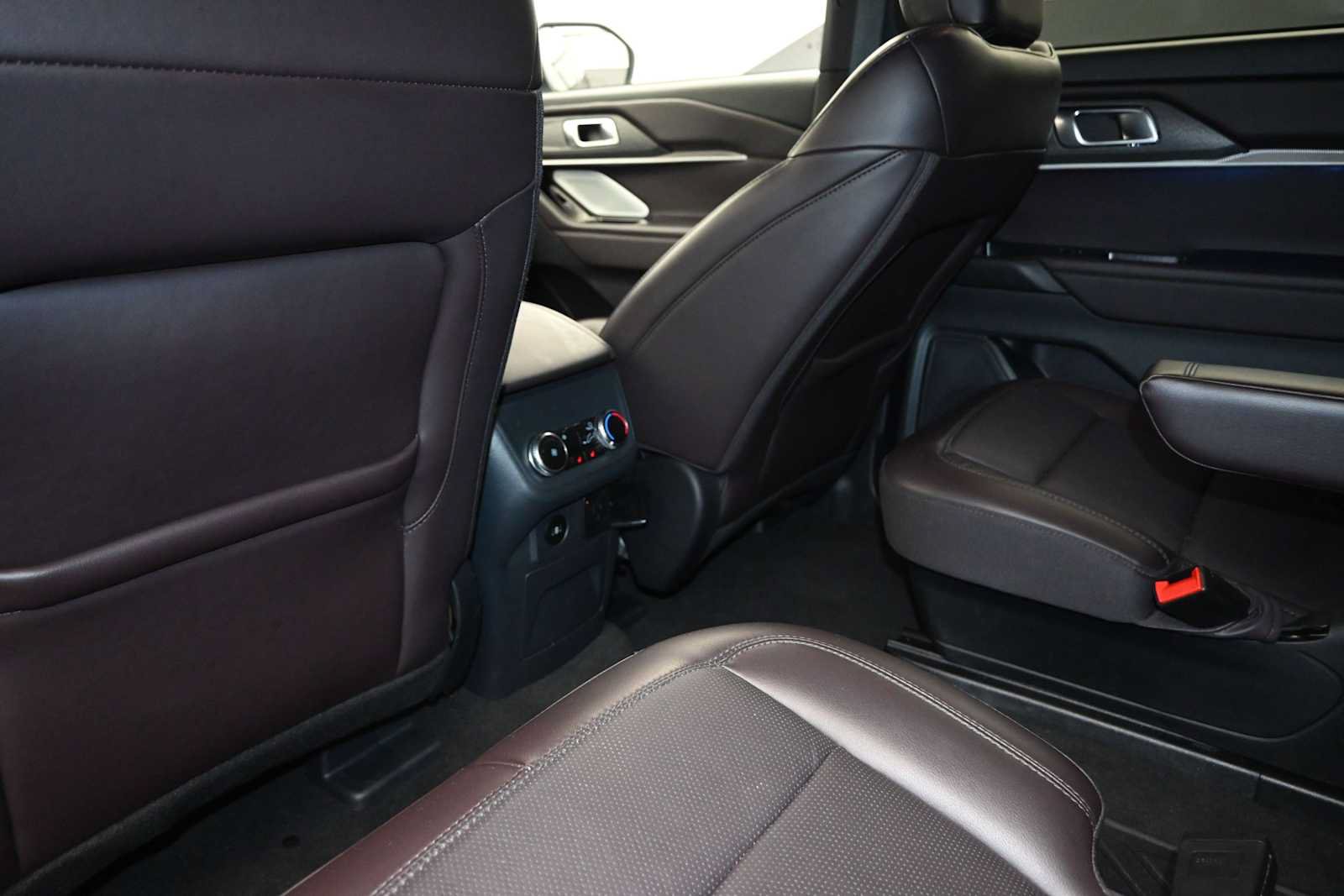 Certified 2025 Ford Explorer Platinum RWD image 19
