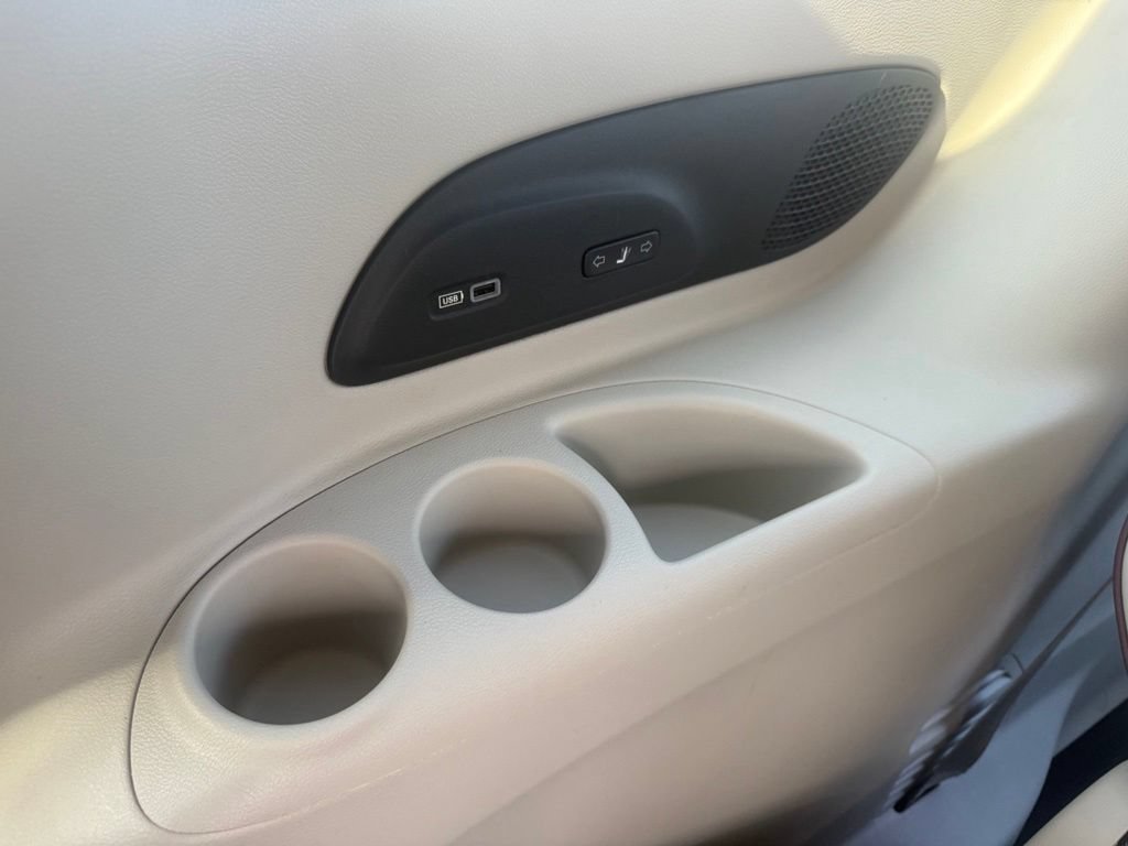 Used 2018 Chrysler Pacifica Limited w/ Advanced Safetytec Group FWD image 45